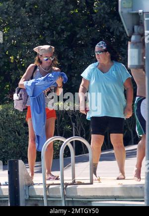 EXCLUSIF !! On dirait que Rosie O'Donnell et la petite amie Tracy Kachtick-Anders se sont réconciliés après leur fractionnement rapporté de février 2011. Rosie a aidé son ami à sortir d'un bateau et la paire a tenu les mains pendant qu'ils ont marché le long d'un quai après-midi en bateau avec deux amis masculins, Miami Beach, FL, 03/23/11. Banque D'Images