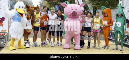 Ben Fogle, Tana Ramsey, Jenni Falconer, Margherita Taylor, The Cheeky Girls et Charlie Webster participent au demi-marathon de la Royal Parks Foundation à Hyde Park à Londres, au Royaume-Uni. 10/10/10. Banque D'Images