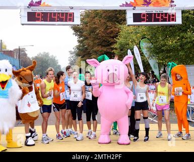 Ben Fogle, Tana Ramsey, Jenni Falconer, Margherita Taylor, The Cheeky Girls et Charlie Webster participent au demi-marathon de la Royal Parks Foundation à Hyde Park à Londres, au Royaume-Uni. 10/10/10. Banque D'Images