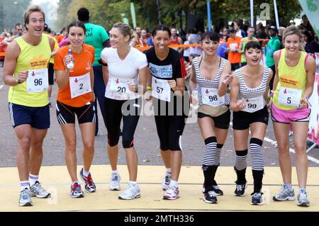 Ben Fogle, Tana Ramsey, Jenni Falconer, Margherita Taylor, The Cheeky Girls et Charlie Webster participent au demi-marathon de la Royal Parks Foundation à Hyde Park à Londres, au Royaume-Uni. 10/10/10. . Banque D'Images