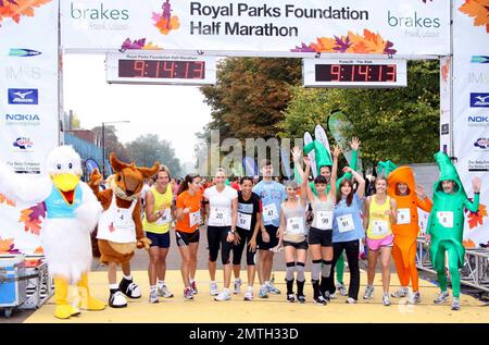 Ben Fogle, Tana Ramsey, Jenni Falconer, Margherita Taylor, The Cheeky Girls et Charlie Webster participent au demi-marathon de la Royal Parks Foundation à Hyde Park à Londres, au Royaume-Uni. 10/10/10. . Banque D'Images