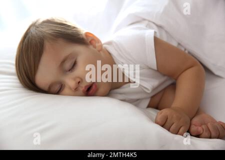 Mignon petit bébé dormant tranquillement à la maison. Heure de coucher Banque D'Images