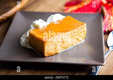 Flan aux œufs avec un peu de crème sur le côté. Banque D'Images