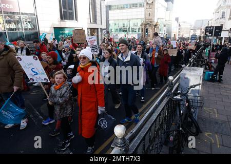 Brighton & Hove, East Sussex, Royaume-Uni. 1st février 2023. Ville de . La journée nationale d'action du syndicat des enseignants de l'UNEU et d'autres syndicats de la fonction publique grève, rassemblement et marche dans la ville de Brighton & Hove. La marche commence à 11am depuis le niveau, Brighton et traverse le centre-ville de Brighton jusqu'au front de mer. Plusieurs syndicats étaient accompagnés de parents et d'autres membres du public lors d'une manifestation massive. 1st février 2023. David Smith/Alamy News Banque D'Images