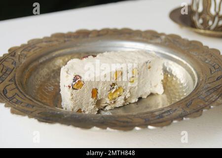 La halva est un doux arabe et se compose d'une pâte à base de tournesol, semoule ou sésame, Banque D'Images