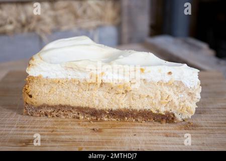 Tarte au cheesecake avec meringue brûlée sur le dessus. Banque D'Images