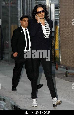 Russell Brand effectue plusieurs tâches lorsqu'il arrive pour une apparition sur le « Jimmy Kimmel Live! » Montrez-lui pour promouvoir son nouveau film « faites-le découvrir le grec ». Brand a chatté sur son téléphone portable tout en signant des autographes pour les fans, dont beaucoup sur sa photo qui apparaît sur la couverture du dernier numéro du magazine 'Rolling Stone'. Los Angeles, Californie. 6/1/10. . . Banque D'Images