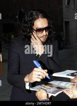 Russell Brand effectue plusieurs tâches lorsqu'il arrive pour une apparition sur le « Jimmy Kimmel Live! » Montrez-lui pour promouvoir son nouveau film « faites-le découvrir le grec ». Brand a chatté sur son téléphone portable tout en signant des autographes pour les fans, dont beaucoup sur sa photo qui apparaît sur la couverture du dernier numéro du magazine 'Rolling Stone'. Los Angeles, Californie. 6/1/10. . . Banque D'Images