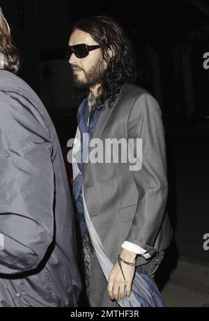 L'acteur comique Russell Brand a été repéré arrivant au ComedySportz Theatre à Hollywood en portant une veste grise, un t-shirt noir, un Jean gris, des bottes grises et un foulard à motifs gris et bleu. Il a été rapporté que Russell et bientôt ex-épouse, la chanteuse Katy Perry, ont conclu un accord de divorce rapide et amiable. Selon les rapports, Perry aura à conserver l'ensemble des quelque $44 millions qu'elle a faits pendant le mariage du couple. En vertu de la loi californienne sur la propriété communautaire, Brand était en droit d'aller pour la moitié de l'argent de Katy, mais a apparemment choisi de ne pas le faire. Rumeur est que la raison de s'installer à Banque D'Images