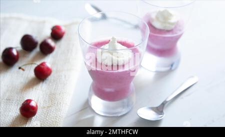 Mousse à la cerise et crème fouettée. Banque D'Images