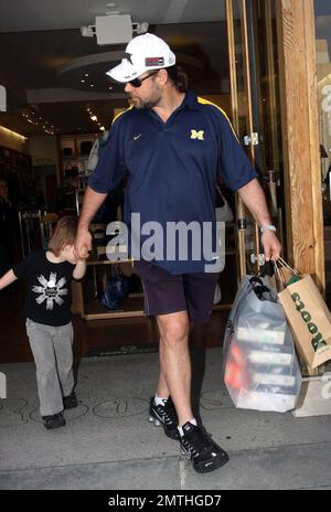 Russell Crowe magasine à Beverly Hills cet après-midi avec sa femme Danielle Spencer et ses enfants Charlie et Tennyson. Ils ont fait des achats à Roots, où ils ont stocké des chaussures pour la famille. Los Angeles, Californie. 4/15/08. Banque D'Images