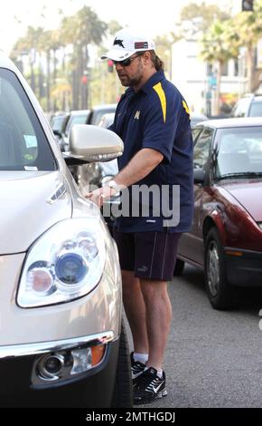 Russell Crowe magasine à Beverly Hills cet après-midi avec sa femme Danielle Spencer et ses enfants Charlie et Tennyson. Ils ont fait des achats à Roots, où ils ont stocké des chaussures pour la famille. Los Angeles, Californie. 4/15/08. Banque D'Images