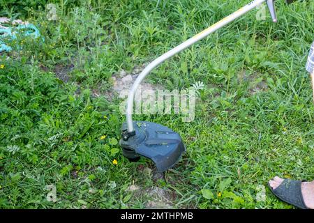 tondeuse à gazon en gros plan, tond l'herbe Banque D'Images