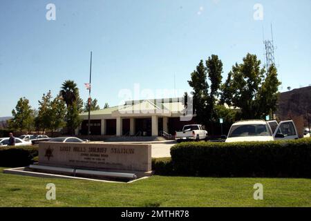 Voici la station de shérif de Malibu/Lost Hills. Ryan O'Neal et son fils Redmond O'Neal auraient été arrêtés hier pour possession de drogue. L'étoile « Love Story », âgée de 67 ans, et son fils de 23 ans, avec Farrah Fawcett, ont été arrêtés lorsque la police effectuant une recherche de probation de routine sur la maison de Malibu d'O'Neal a trouvé Redmond en possession de meth en cristal et d'une autre fiole dans la chambre de Ryan. Selon les dossiers de la police, le père et le fils ont été détenus au poste de police de Malibu/Lost Hills et ont été libérés plus tard sur le lien $10 000. D'autres rapports indiquent que Redmond a été arrêté l'année dernière pour avoir été inculpé de transport de cryst Banque D'Images