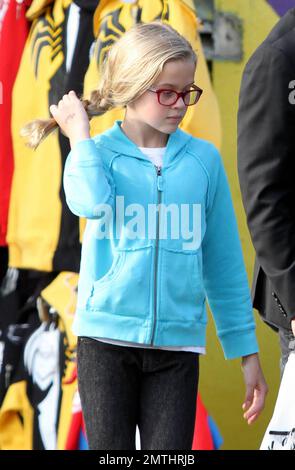 EXCLUSIF !! L'acteur Ryan Phillippe prend sa fille, Ava, au shopping à aah's ! À West Hollywood. AVA est l'image craquant de sa mère Reese Witherspoon. Los Angeles, Californie. 05/22/11. Banque D'Images