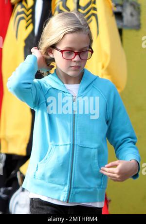 EXCLUSIF !! L'acteur Ryan Phillippe prend sa fille, Ava, au shopping à aah's ! À West Hollywood. AVA est l'image craquant de sa mère Reese Witherspoon. Los Angeles, Californie. 05/22/11. Banque D'Images