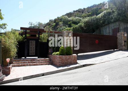 Exclusif !! C'est la maison de Hollywood Hills de $7 150 000 que l'acteur Ryan Phillippe aurait acheté. La propriété clôturée de 5 chambres, 7 salles de bains, 8 300 mètres carrés est une oasis architecturale unique construite par Buff & Hensman. L'hôtel, situé près de Sunset Plaza, offre une vue imprenable, 2 suites principales avec espace bureau, grand salon et terrasse pour les grandes fêtes, salle de presse, bureau privé, immense patio extérieur avec barbecue du chef, piscine, bain bouillonnant, sauna/bain de vapeur et cheminée. Il possède également un belvédère de style asiatique donnant sur la piscine. Los Angeles, CA 6/17/08. Banque D'Images