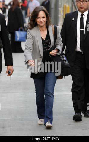 L'actrice primée Sally Field est repérée à l'extérieur de la ‘Jimmy Kimmel Live!’ studios où elle a fait une apparition après avoir reçu une étoile sur le Hollywood Walk of Fame plus tôt dans la journée. L’actrice de 67 ans fait actuellement la promotion de son dernier film, « The Amazing Spider-Man 2 », actuellement en salle. Los Angeles, Californie. 5th mai 2014. Banque D'Images