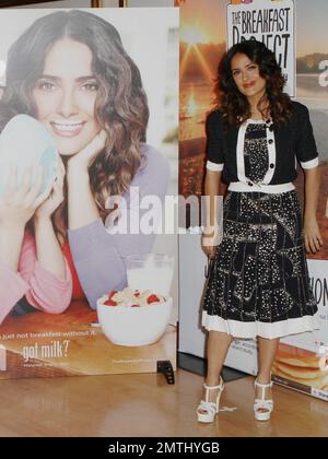 L'actrice Salma Hayek lance le nouveau « Got Milk? » Campagne appelée le projet de petit déjeuner qui vise à transformer les matinées de l'Amérique soulignant l'importance de commencer la journée avec du lait en particulier puisque le petit déjeuner est le repas le plus important de la journée. La collaboration de Salma avec « Got Milk? » Marque la première fois que la campagne utilisera une célébrité pour faire des publicités télévisées bilingues. Hayek apparaîtra dans les trois publicités imprimées et deux spots télévisés, sous la direction du cinéaste hollywoodien Wally Pfister. Los Angeles, Californie. 24th février 2012. Banque D'Images