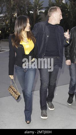 Portant un haut jaune vif, une veste noire, un Jean bleu, des talons hauts noirs et un sac à main à imprimé animal, l'actrice Salma Hayek et son mari François-Henri Pinault ont été vus arriver au Staples Center pour un match Lakers contre le San Antonio Spurs. Los Angeles, Californie. 17th avril 2012. Banque D'Images