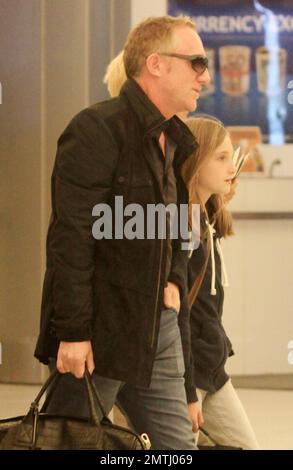 EXCLUSIF !! Le mari de Salma Hayek, François Henri Pinault, traverse l'aéroport avec son fils François et sa fille Mathilde après avoir passé le week-end de Pâques à Miami avec Salma et leur fille Valentina. Miami, Floride. 04/24/11. Banque D'Images