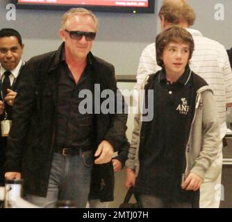 EXCLUSIF !! Le mari de Salma Hayek, François Henri Pinault, traverse l'aéroport avec son fils François et sa fille Mathilde après avoir passé le week-end de Pâques à Miami avec Salma et leur fille Valentina. Miami, Floride. 04/24/11. Banque D'Images