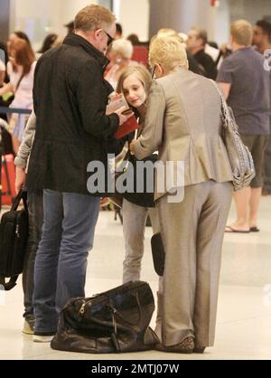 EXCLUSIF !! Le mari de Salma Hayek, François Henri Pinault, traverse l'aéroport avec son fils François et sa fille Mathilde après avoir passé le week-end de Pâques à Miami avec Salma et leur fille Valentina. Miami, Floride. 04/24/11. Banque D'Images