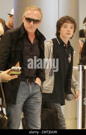 EXCLUSIF !! Le mari de Salma Hayek, François Henri Pinault, traverse l'aéroport avec son fils François et sa fille Mathilde après avoir passé le week-end de Pâques à Miami avec Salma et leur fille Valentina. Miami, Floride. 04/24/11. Banque D'Images