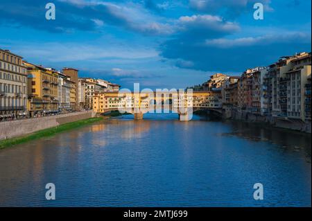 Ponte Vecchio Florence, vue au coucher du soleil sur le pont Ponte Vecchio enjambant la rivière Arno, Florence, Florence, Toscane, Italie. Banque D'Images