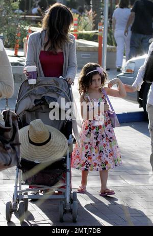 L'acteur Adam Sandler et la famille passent ensemble les vacances de la fête du travail à Malibu Country Mart. Pendant la journée, Sandler a pris le temps de pousser sa fille plus jeune Sunny sur le balançoire. Malibu, Californie 5th septembre 2011. . . Banque D'Images