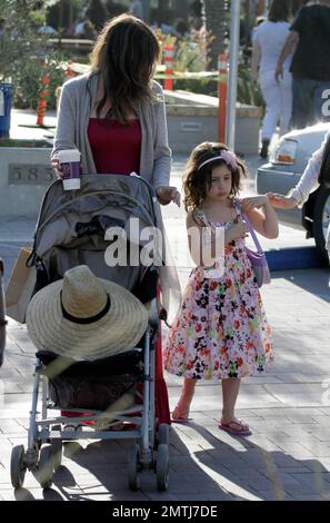 L'acteur Adam Sandler et la famille passent ensemble les vacances de la fête du travail à Malibu Country Mart. Pendant la journée, Sandler a pris le temps de pousser sa fille plus jeune Sunny sur le balançoire. Malibu, Californie 5th septembre 2011. Banque D'Images