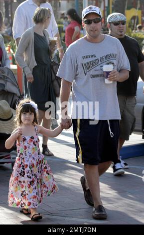 L'acteur Adam Sandler et la famille passent ensemble les vacances de la fête du travail à Malibu Country Mart. Pendant la journée, Sandler a pris le temps de pousser sa fille plus jeune Sunny sur le balançoire. Malibu, Californie 5th septembre 2011. Banque D'Images