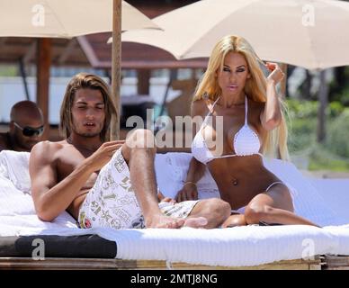 Shauna Sands passe une autre journée à la plage avec sa nouvelle fiancée et s'arrête pour dire bonjour au joueur de football Djibril Cisse et à son épouse Jude Littler. Miami Beach, Floride. 6/12/09. Banque D'Images