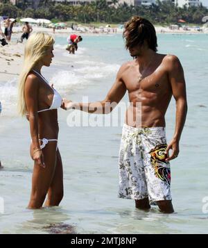 Shauna Sands passe une autre journée à la plage avec sa nouvelle fiancée et s'arrête pour dire bonjour au joueur de football Djibril Cisse et à son épouse Jude Littler. Miami Beach, Floride. 6/12/09. Banque D'Images