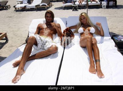 Shauna Sands passe une autre journée à la plage avec sa nouvelle fiancée et s'arrête pour dire bonjour au joueur de football Djibril Cisse et à son épouse Jude Littler. Miami Beach, Floride. 6/12/09. Banque D'Images