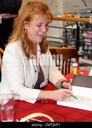 Sarah Ferguson signe des copies de son nouveau livre « Finding Sarah: A Duchess's Journey to Retrouvez » à Book Revue. Pendant la signature, un assistant a fait sauter des bulles qui ont flotté devant la duchesse comme elle a signé. New York, NY. 6/28/11. Banque D'Images