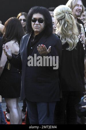 Gene Simmons et sa femme Shannon Tweed arrivent à la première de « séjours » à Los Angeles, au Mann Village Theatre de Los Angeles, en Californie. 25th juin 2012. . Banque D'Images