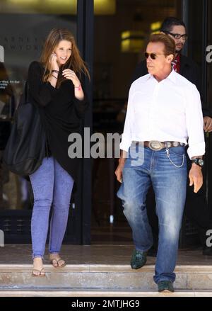 Avec sa tenue de style occidental et ses bottes de cowboy crocodile vertes, Arnold Schwarzenegger rejoint la fille Christina pour faire du shopping à Barney's New York, à Los Angeles, en Californie. 8/8/11. Banque D'Images