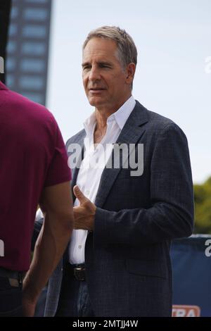 Scott Bakula, star de la Nouvelle-Orléans, fait une apparition sur le programme de divertissement Extra avec l'hôte Mario Lopez à l'Universal CityWalk de Los Angeles, en Californie. 18 juillet 2014. Banque D'Images