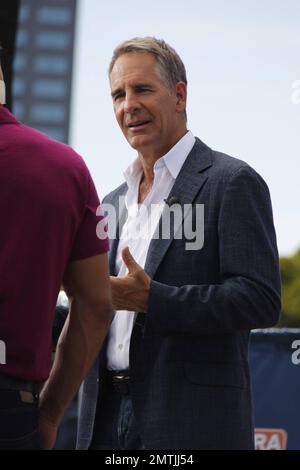 Scott Bakula, star de la Nouvelle-Orléans, fait une apparition sur le programme de divertissement Extra avec l'hôte Mario Lopez à l'Universal CityWalk de Los Angeles, en Californie. 18 juillet 2014. Banque D'Images