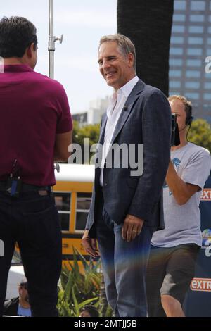 Scott Bakula, star de la Nouvelle-Orléans, fait une apparition sur le programme de divertissement Extra avec l'hôte Mario Lopez à l'Universal CityWalk de Los Angeles, en Californie. 18 juillet 2014. Banque D'Images