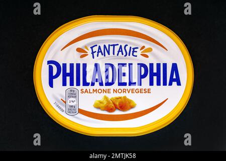 Kiev, Ukraine - 01 février 2022 : emballage du fromage à la crème de Philadelphie avec du saumon norvégien sur fond noir. Le fromage à la crème de Philadelphie est Banque D'Images