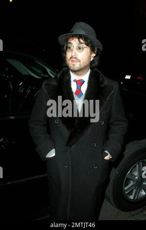 Sean Lennon, fils du fondateur et légende des Beatles John Lennon, près de l'auberge Waverly à Manhattan. New York, NY. 1/30/08. Banque D'Images