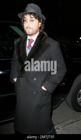 Sean Lennon, fils du fondateur et légende des Beatles John Lennon, près de l'auberge Waverly à Manhattan. New York, NY. 1/30/08. Banque D'Images