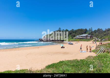 Plage de Warriewood Sydney côte est Australie, chauds étés jour 2023, ciel bleu et plage de sable, Nouvelle-Galles du Sud, Australie Banque D'Images