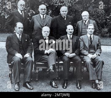 CABINET DE GUERRE BRITANNIQUE dans le domaine n° 10 Downing Street, octobre 1941. De gauche à droite : Arthur Greenwood (ministre sans portefeuille), Ernest Bevin (ministre du travail), Lord Beaverbrook (ministre des Approvisionnements), Sir Kingsley Wood (chancelier de l'Échiquier). Rangée avant - de gauche à droite : Sir John Anderson (Lord President of the Council),Winston Churchill (Premier ministre)) , Clement Attlee (Lord privent Seal), Anthony Eden (Foreign Secretary) Banque D'Images