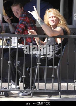 EXCLUSIF !! Canadien rocker et ancien leader du groupe Skid Row, Sebastian Bach fait clignoter les cornes du diable comme s'il était bon de dire bonjour aux paparazzi tout en dégustant un déjeuner dans un café extérieur. Los Angeles, Californie. 01/27/11. Banque D'Images