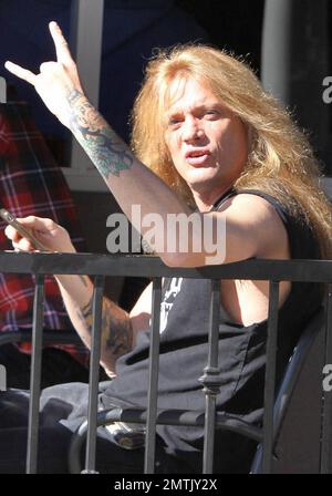 EXCLUSIF !! Canadien rocker et ancien leader du groupe Skid Row, Sebastian Bach fait clignoter les cornes du diable comme s'il était bon de dire bonjour aux paparazzi tout en dégustant un déjeuner dans un café extérieur. Los Angeles, Californie. 01/27/11. Banque D'Images