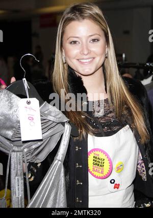 Holly Valance aide à la Selfridges vraiment super vente de garage. L'événement a inclus des dons d'une variété de célébrités dont Rachel Weiss, Kate Moss, Jemima Khan et Gwyneth Paltrow avec tous les revenus vont à Mothers4children charité. Londres, Royaume-Uni. 11/14/10. Banque D'Images