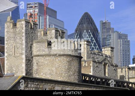 Londres, Angleterre, Royaume-Uni. Architecture ancienne et nouvelle. La ville de Londres se trouve derrière la Tour de Londres Banque D'Images